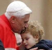 Benoit XVI et enfant